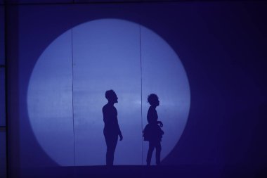 Moonset 'te dansçı silueti sahnede