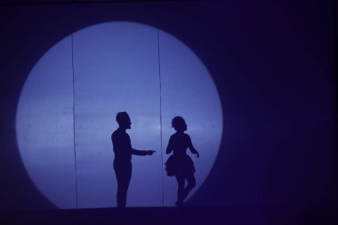 Moonset 'te dansçı silueti sahnede