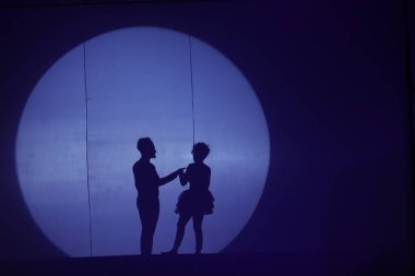 Moonset 'te dansçı silueti sahnede