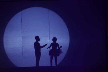 Moonset 'te dansçı silueti sahnede