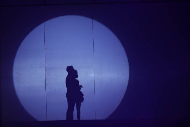 Moonset 'te dansçı silueti sahnede