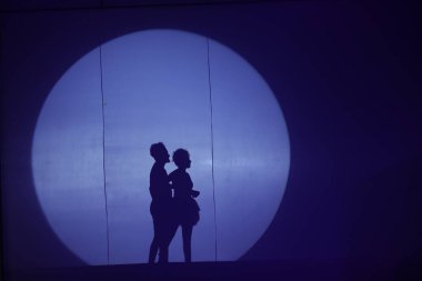 Moonset 'te dansçı silueti sahnede