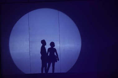 Moonset 'te dansçı silueti sahnede