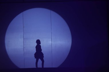 Moonset 'te dansçı silueti sahnede