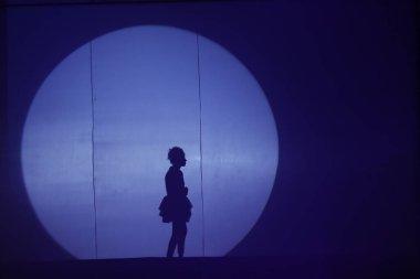 Moonset 'te dansçı silueti sahnede