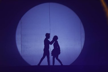 Moonset 'te dansçı silueti sahnede