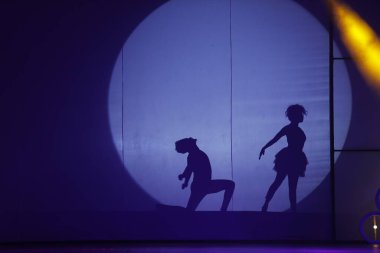 Moonset 'te dansçı silueti sahnede