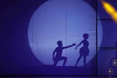 Moonset 'te dansçı silueti sahnede