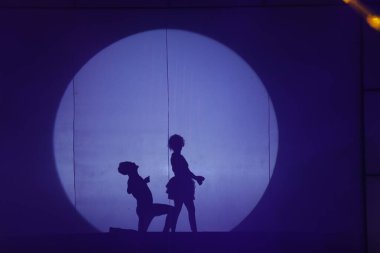 Moonset 'te dansçı silueti sahnede