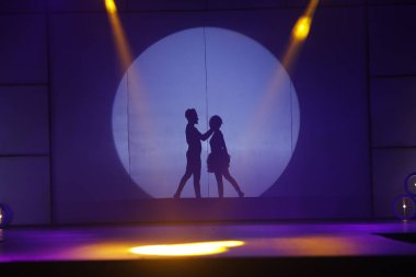 Moonset 'te dansçı silueti sahnede