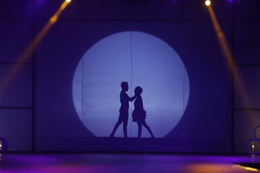 Moonset 'te dansçı silueti sahnede