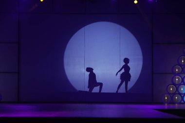 Moonset 'te dansçı silueti sahnede