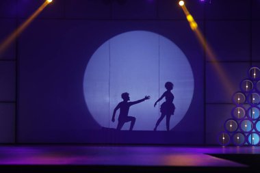 Moonset 'te dansçı silueti sahnede