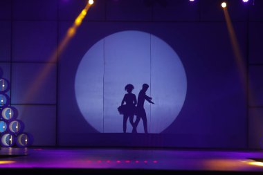 Moonset 'te dansçı silueti sahnede