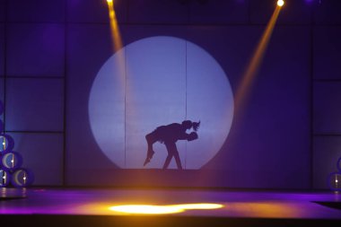 Moonset 'te dansçı silueti sahnede