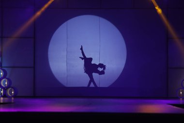 Moonset 'te dansçı silueti sahnede