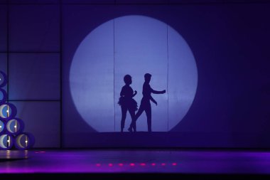 Moonset 'te dansçı silueti sahnede