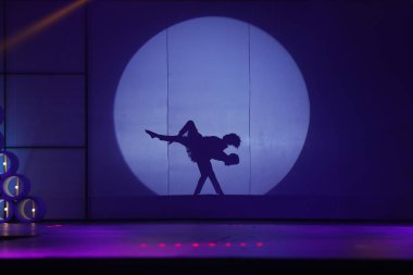 Moonset 'te dansçı silueti sahnede