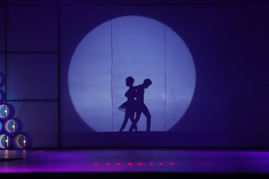 Moonset 'te dansçı silueti sahnede