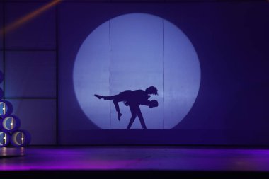 Moonset 'te dansçı silueti sahnede