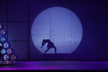 Moonset 'te dansçı silueti sahnede