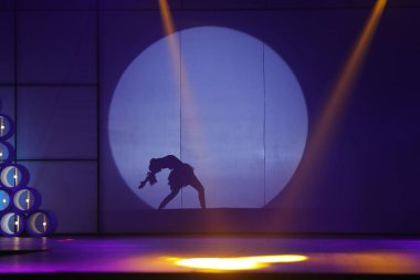 Moonset 'te dansçı silueti sahnede