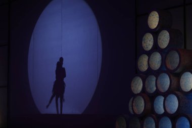 Moonset 'te dansçı silueti sahnede