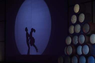 Moonset 'te dansçı silueti sahnede