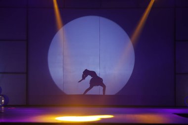 Moonset 'te dansçı silueti sahnede