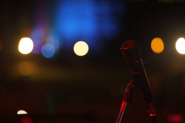 sahne portre üzerinde mikrofon