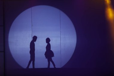 Moonset 'te dansçı silueti sahnede