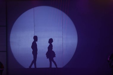 Moonset 'te dansçı silueti sahnede