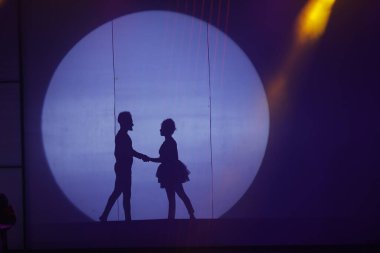 Moonset 'te dansçı silueti sahnede