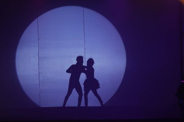 Moonset 'te dansçı silueti sahnede