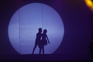 Moonset 'te dansçı silueti sahnede