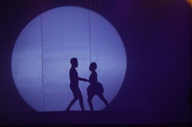 Moonset 'te dansçı silueti sahnede