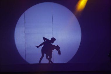 Moonset 'te dansçı silueti sahnede
