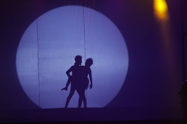 Moonset 'te dansçı silueti sahnede