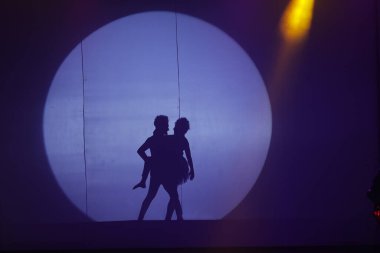 Moonset 'te dansçı silueti sahnede