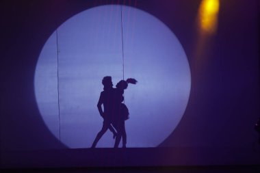 Moonset 'te dansçı silueti sahnede