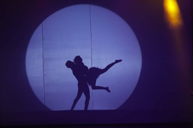 Moonset 'te dansçı silueti sahnede