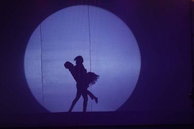 Moonset 'te dansçı silueti sahnede