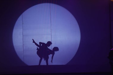 Moonset 'te dansçı silueti sahnede