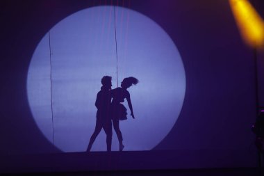 Moonset 'te dansçı silueti sahnede
