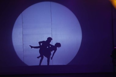 Moonset 'te dansçı silueti sahnede