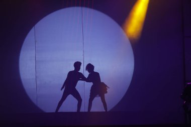 Moonset 'te dansçı silueti sahnede