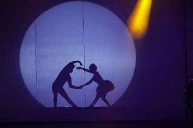 Moonset 'te dansçı silueti sahnede