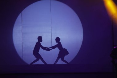 Moonset 'te dansçı silueti sahnede