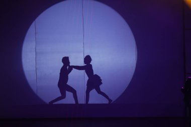 Moonset 'te dansçı silueti sahnede