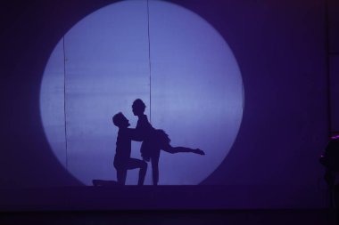 Moonset 'te dansçı silueti sahnede